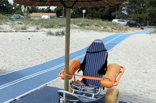 Le tapis d&rsquo;accès et le Tiralo ont été installés à la plage de La Pagode